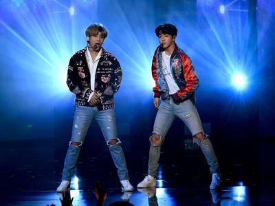 Foto: Gaya V BTS, Artis Korea yang Dinobatkan Jadi Pria Tertampan di Dunia