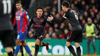 Sanchez kemudian membawa Arsenal unggul lagi setelah mencetak gol di menit ke-62. Foto: Matthew Childs/Action Images via Reuters