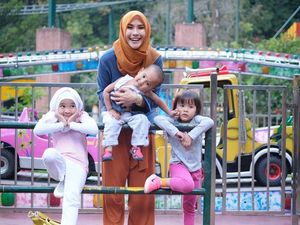 Aksi Lucu Anak Zaskia Mecca Saat Mendandani sang Kakak