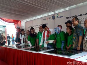 Saat Nenek Pedagang Pasar Senen Menyelip di Samping Anies untuk Foto Saat Nenek Pedagang Pasar Senen Menyelip di Samping Anies untuk Foto