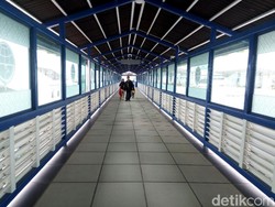 Menyusuri Skybridge Penghubung Terminal dan Stasiun di Solo