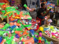 Jelang Malam Tahun Baru, Pedagang Pernak-pernik Belum Balik Modal