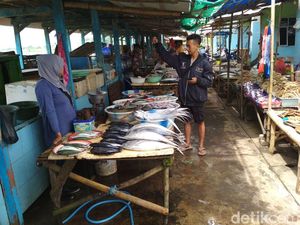 Pedagang Kewalahan Penuhi Kebutuhan Ikan di Malam Tahun Baru Pedagang Kewalahan Penuhi Kebutuhan Ikan di Malam Tahun Baru