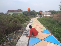 Cantiknya Kampung Pelangi di Pesisir Cirebon Selatan Ini