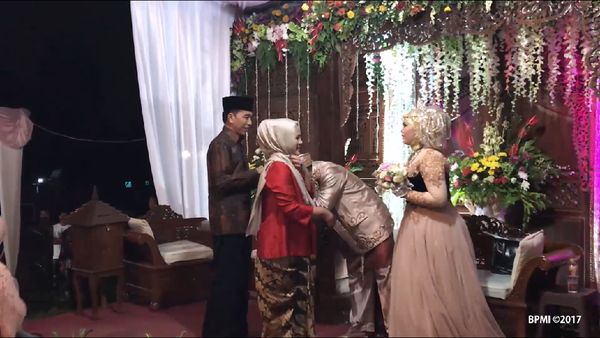 Momen Jokowi Kondangan dari Hotel Mewah ke Gang Sempit