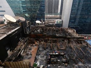 Momen Saat Api Runtuhkan Sebagian Gedung di Pusat Kota Mumbai