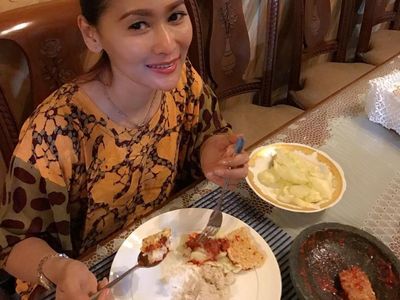 Meskipun Jadi Selebriti Ternyata Inul Doyan Makanan Sederhana, Ini Buktinya!
