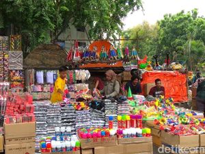 Pedagang Pernak-pernik Tahun Baru Curhat Penjualan Turun