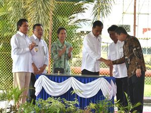 Jokowi Resmikan 17 Titik Penyalur BBM Satu Harga di Pontianak