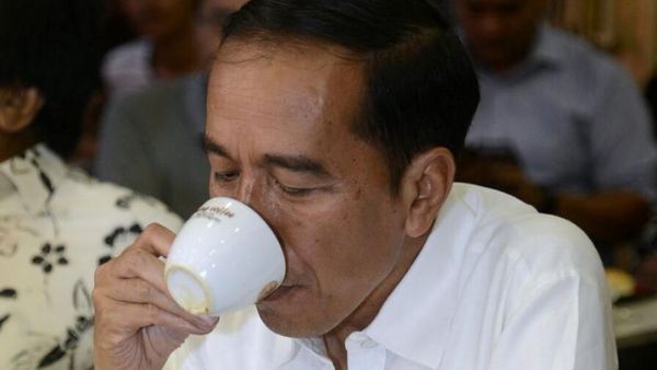 Momen Jokowi Beli Sepatu Kotak-kotak dan Ngopi Rp 9 Ribu