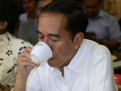 Ngevlog di Bandung, Jokowi Cicipi Kopi Terbaik dan Termahal di Dunia