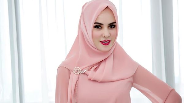 Foto: Saat Calon Manten Angel Lelga Bergaya Pakai Tas Hermes Rp 2 Miliar