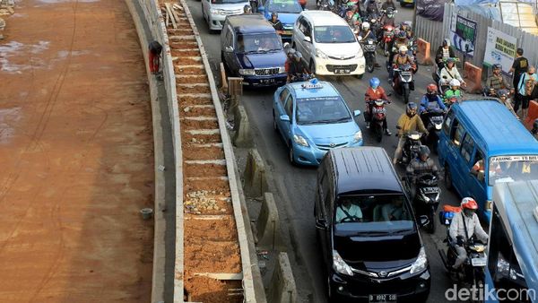 Kemacetan yang Menggila di Proyek Underpass Lebak Bulus Kemacetan yang Menggila di Proyek Underpass Lebak Bulus