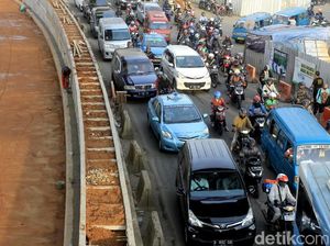Kemacetan yang Menggila di Proyek Underpass Lebak Bulus Kemacetan yang Menggila di Proyek Underpass Lebak Bulus