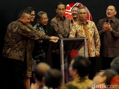 Jokowi Semringah IHSG Tembus Rekor 6.355