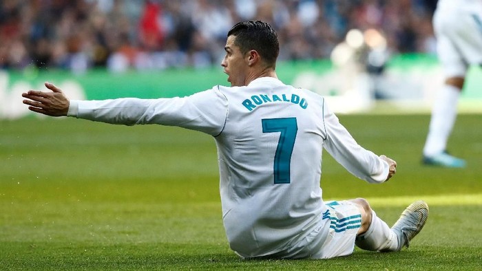 Soccer Football - La Liga Santander - Real Madrid vs FC Barcelona - Santiago Bernabeu, Madrid, Spain - December 23, 2017   Real Madrid’s Cristiano Ronaldo appeals to the referee   REUTERS/Juan Medina