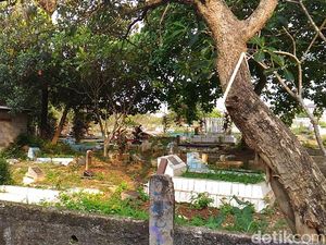 Polisi Selidiki Motif Pencurian Tali Kafan di Makam Ciputat Polisi Selidiki Motif Pencurian Tali Kafan di Makam Ciputat