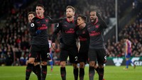 2. Arsenal. Meski kurang berprestasi dan kalah populer dibanding klub papan atas Inggris lainnya, Arsenal dinilai punya model bisnis yang menjadikan mereka berada di posisi dua. Namun posisi mereka terancam apabila aset pemain (Mesut Oezil dan Alexis Sanchez) pergi di tahun ini. (Matthew Childs/Action Images via Reuters)