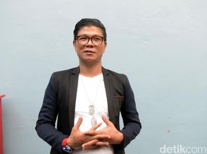 Babang Tamvan Klarifikasi Soal Wajahnya Hampir Ditendang Ayu Ting Ting Babang Tamvan Klarifikasi Soal Wajahnya Hampir Ditendang Ayu Ting Ting