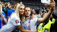 Nama Gylfi Sigurdsson mungkin memang tak sementereng Lionel Messi atau Cristiano Ronaldo. Tapi peran pentingnya untuk timnas Islandia tak diragukan lagi. Sayangnya, ia mengalami cedera lutut parah dan berpacu dengan waktu agar pulih sebelum Piala Dunia bergulir. Foto: Clive Rose/Getty Images