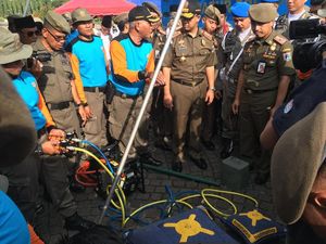 Saat Anies Jajal Peralatan Milik Satpol PP DKI
