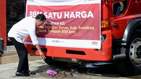 Pecahkan Kendi ke Truk, Jokowi Resmikan BBM Satu Harga di Pontianak