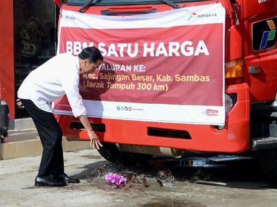 Pecahkan Kendi ke Truk, Jokowi Resmikan BBM Satu Harga di Pontianak