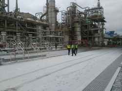 Bak Tertutup Salju, Ini Penampakan Pabrik Bijih Plastik yang Meletup