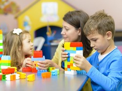 Cara Mengajari Balita Berbagi