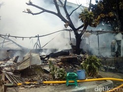 Video: Belasan Kios di Kawasan Industri Pulogadung Ludes Terbakar