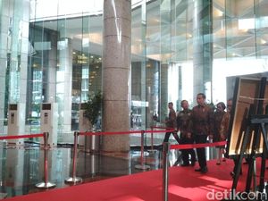 Pulang dari Pontianak, Jokowi Tutup Perdagangan Saham 2017