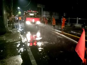 Damkar Bersihkan SPBU Jagakarsa Lokasi Truk Tangki Terbakar Damkar Bersihkan SPBU Jagakarsa Lokasi Truk Tangki Terbakar