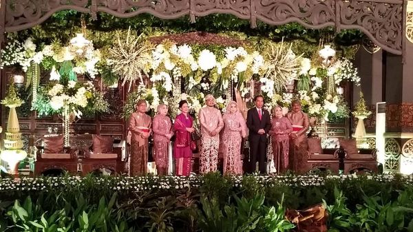 Potret Jokowi Hadiri Resepsi Pernikahan Putri Mensesneg
