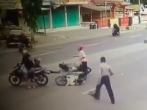 Waduh, Emak-emak Mau Belok Kanan Bikin Kecelakaan