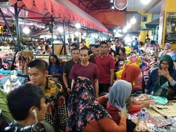Malam Mingguan di Malioboro, Jokowi Beli Kaus dan Sandal