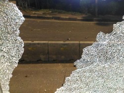 Buntut Tawuran Warga, Kaca di Halte TransJ Pasar Rumput Pecah