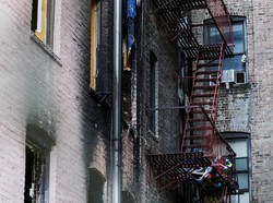 Kebakaran di Apartemen New York Dipicu Balita yang Main Kompor