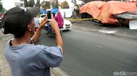 Cekrek! Ketika Truk Tangki yang Terbakar Jadi Tontonan