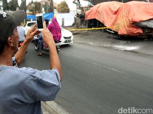 Cekrek! Ketika Truk Tangki yang Terbakar Jadi Tontonan