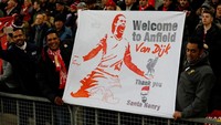 Kedatangannya di Anfield mendapatkan sambutan hangat dari suporter Liverpool. Ada sejumlah suporter yang membentangkan spanduk ucapan selamat datang untuk pemain 26 tahun itu. (Foto: Phil Noble/REUTERS)