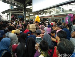 Libur Tahun Baru, Stasiun Tanah Abang Disesaki Penumpang