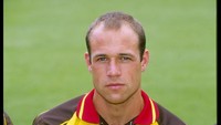 Mantan pemain Ipswich dan Watford, Steve Palmer, 49 tahun, bergelar sarjana teknik mesin dari Universitas Cambridge. Dia diklaim sebagai satu-satunya pesepakbola era modern yang belajar di Cambridge.(Allsport UK)