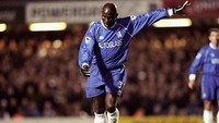 Weah lantas melabuhkan kariernya bersama Chelsea pada 1999 tapi cuma bertahan semusim dengan torehan lima gol dari 19 laga (Ben Radford /Allsport)