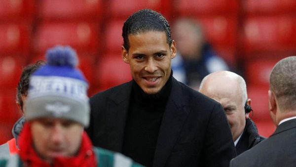 Foto: Nonton di Anfield, Van Dijk Disuguhi Blunder Pertahanan Liverpool
