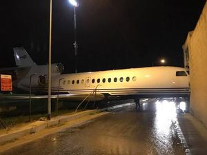 Tertiup Angin, Pesawat Ini Cium Gedung