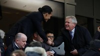 Saat tiba di tribune, Van Dijk disambut pegolf top Skotlandia Colin Montgomerie. (Foto: Phil Noble/REUTERS)