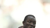 Di musim pertama bersama Milan, Weah bikin 15 gol dari 36 laga di seluruh kompetisi. Dia jadi andalan pelatih Fabio Capello di lini depan (Ben Radford /Allsport)
