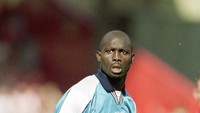 Pindah ke Manchester City pada tahun 2000, George Weah lantas pensiun di Marseille pada 2001 (Graham Chadwick /Allsport)
