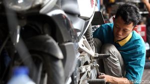 Jelang Liburan Malam Tahun Baru, Bengkel Motor Laris Manis