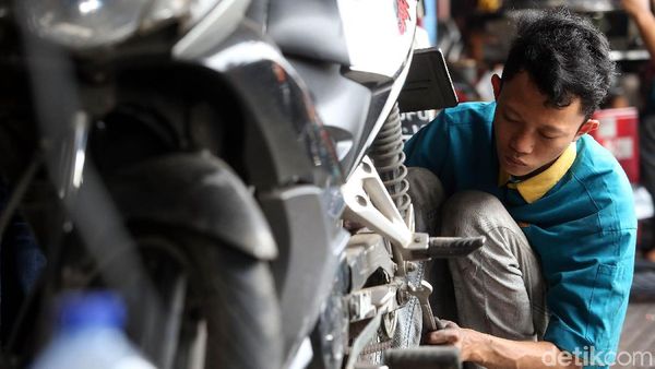 Jelang Liburan Malam Tahun Baru, Bengkel Motor Laris Manis